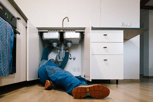 Professional Emergency Plumber technician working in Paris, KY